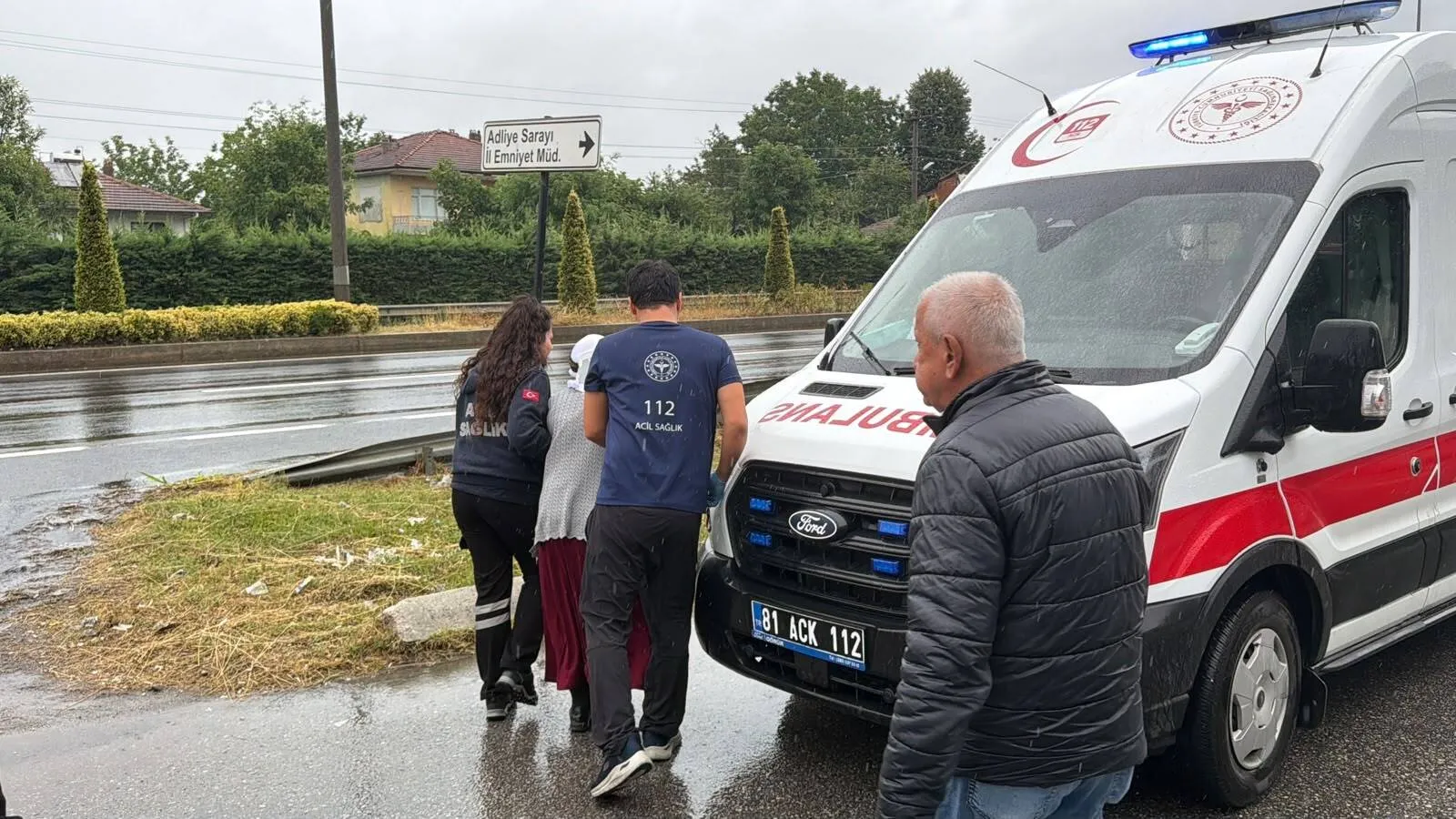 Düzce'de midibüs ile otomobil çarpıştı 5 kişi yaralandı