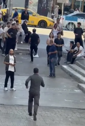 Bakırköy’de sokak ortasında bıçaklı kavga