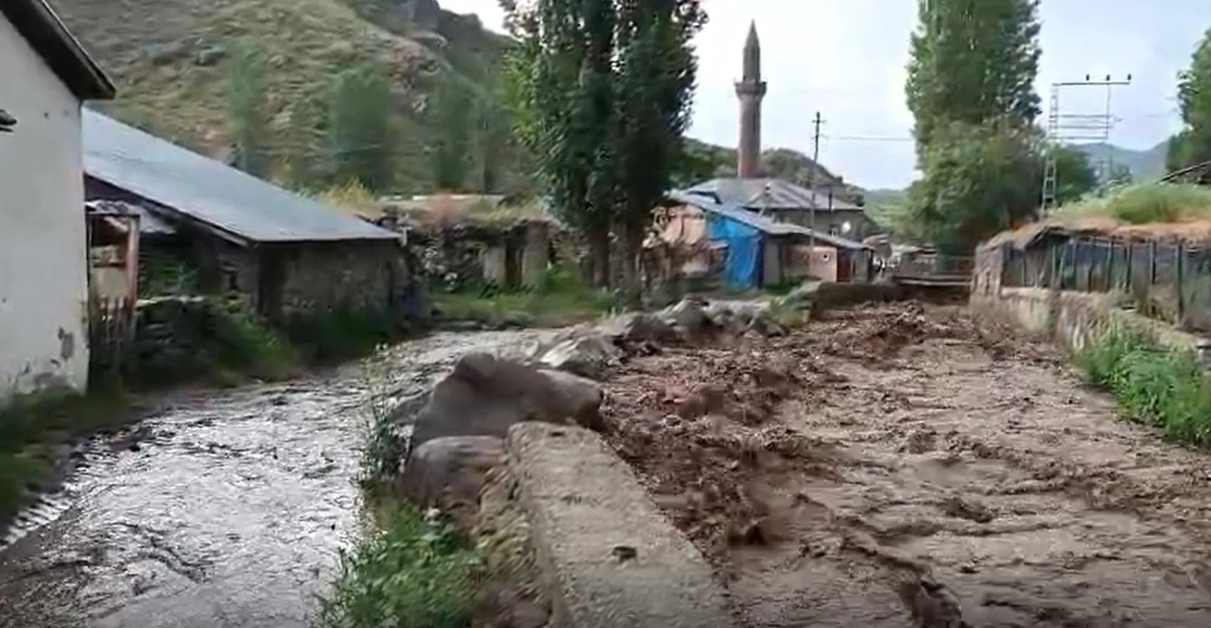 Erzurum Oltu'da dere taştı evleri su bastı