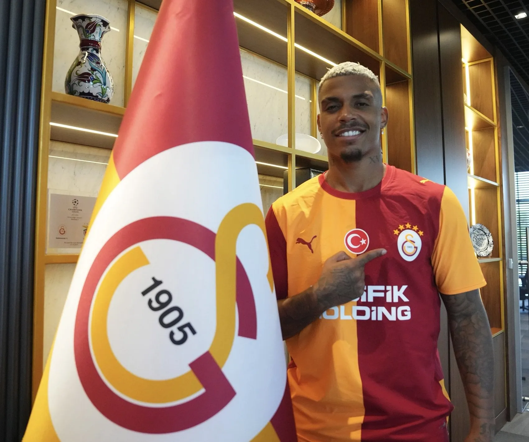 Galatasaray orta saha sorununu Mario Lemina ile çözdü