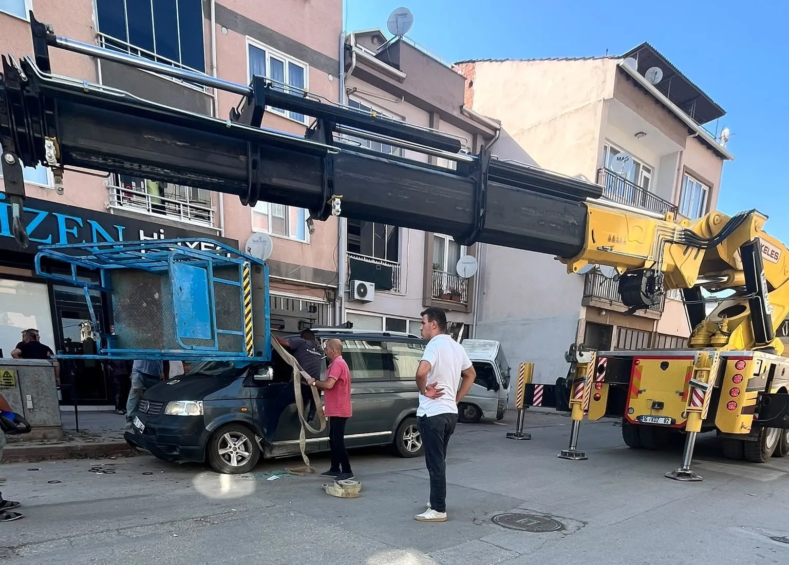 İnegöl'de nakliye asansörü park halindeki minibüsün üzerine çöktü