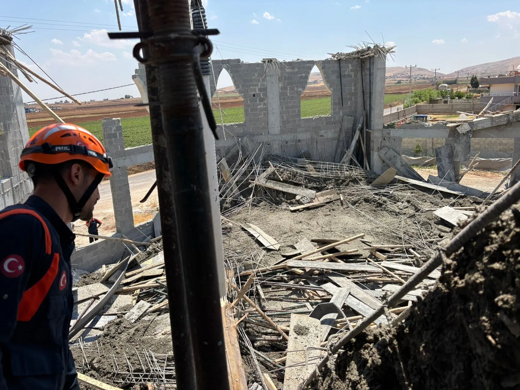 Şanlıurfa'da cami inşaatında beton dökümü sırasında göçük yaşandı