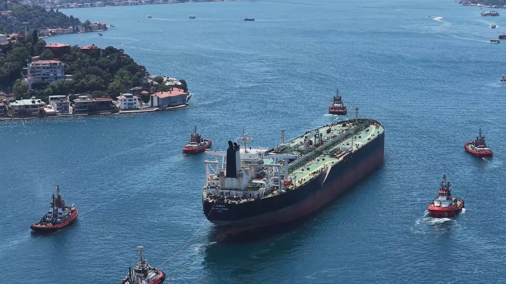 Dron saldırısında hasar alan dev petrol tankeri İstanbul Boğazı'nda