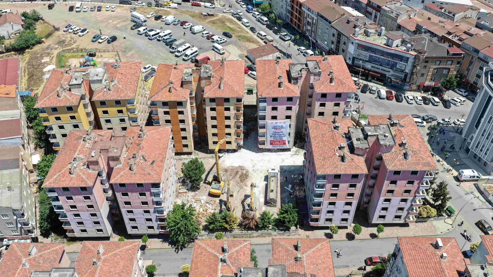 Sultangazi’de eski binalar yıkılıp depreme dayanıklı evler yapılıyor