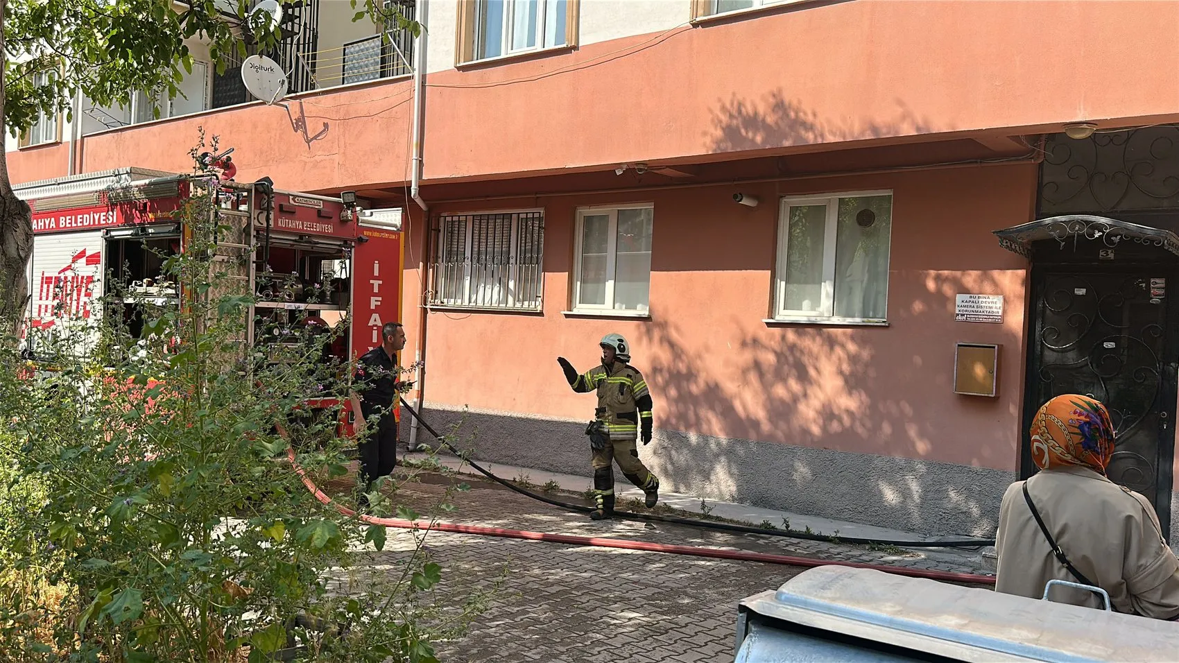 Kütahya'da 9 katlı binaya yıldırım düştü