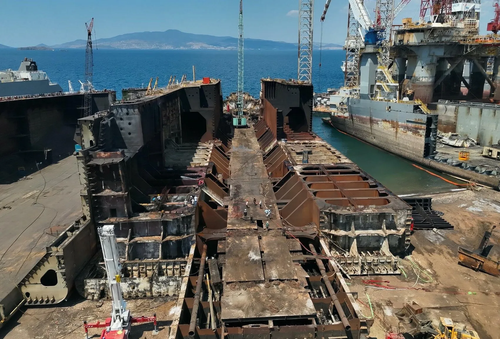 Aliağa'daki gemi söküm tesisinde korkutan yangın