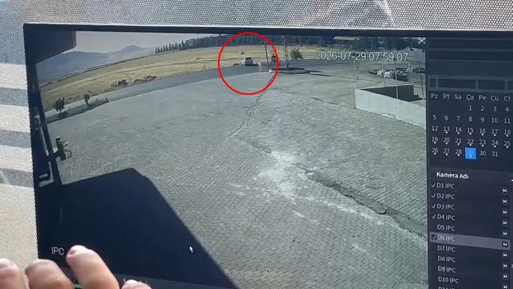 Derik'te korkutan kaza anı güvenlik kamerasına yansıdı