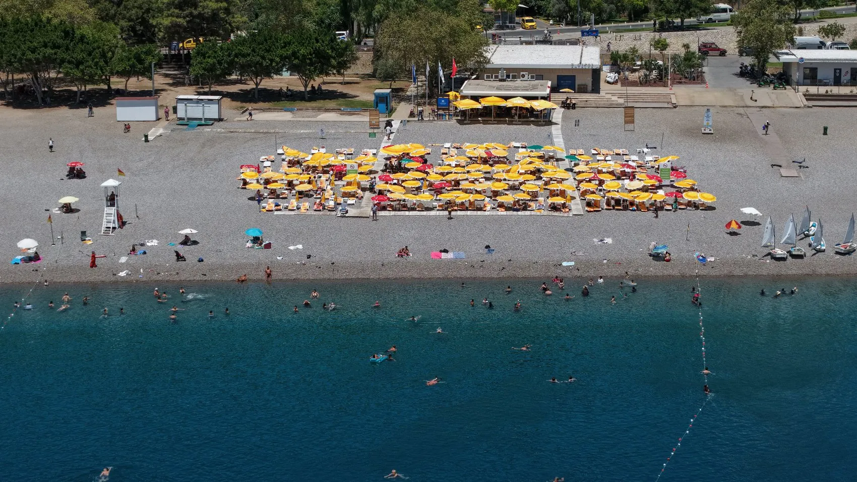 Antalya kavurucu sıcaklarla imtihan veriyor