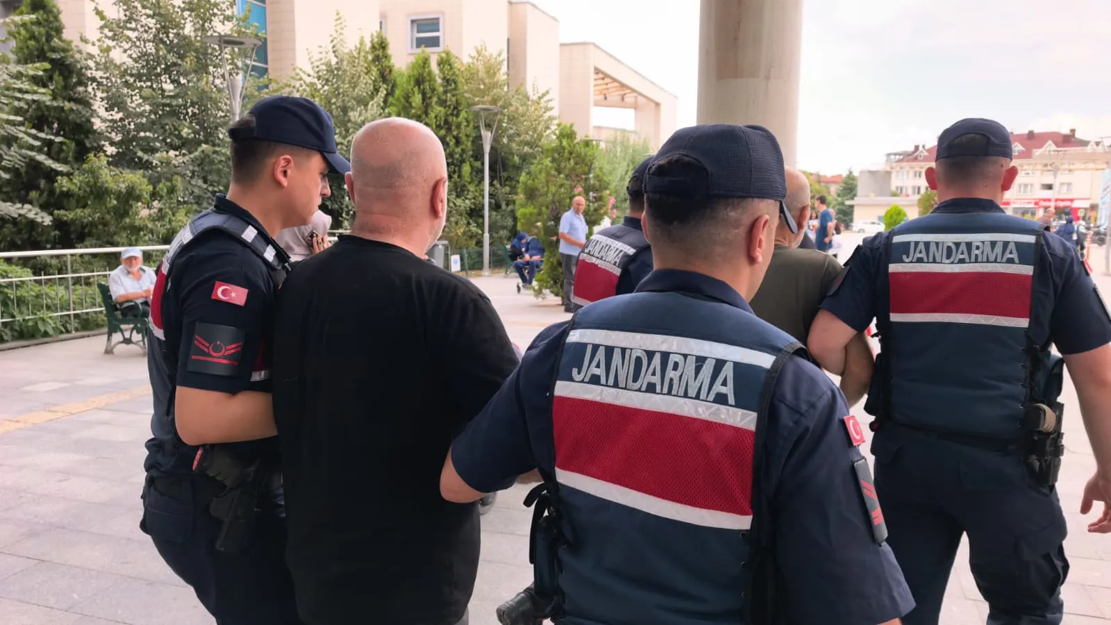 Yönetmen Ezel Akay uyuşturucu operasyonu kapsamında adliyeye sevk edildi