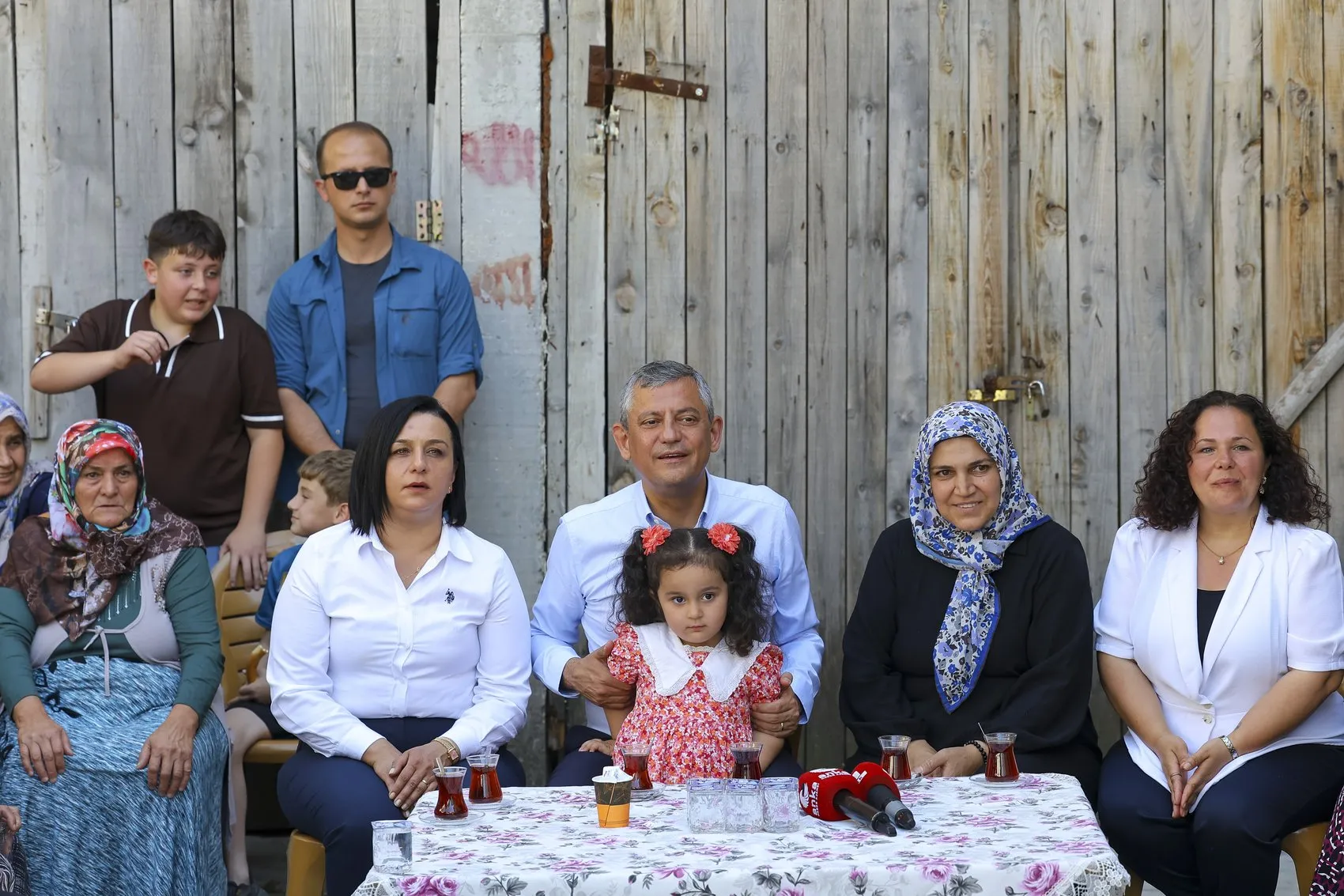 Özgür Özel'den seçim vaadi Ev hanımlarına sigorta ve maaş güvencesi