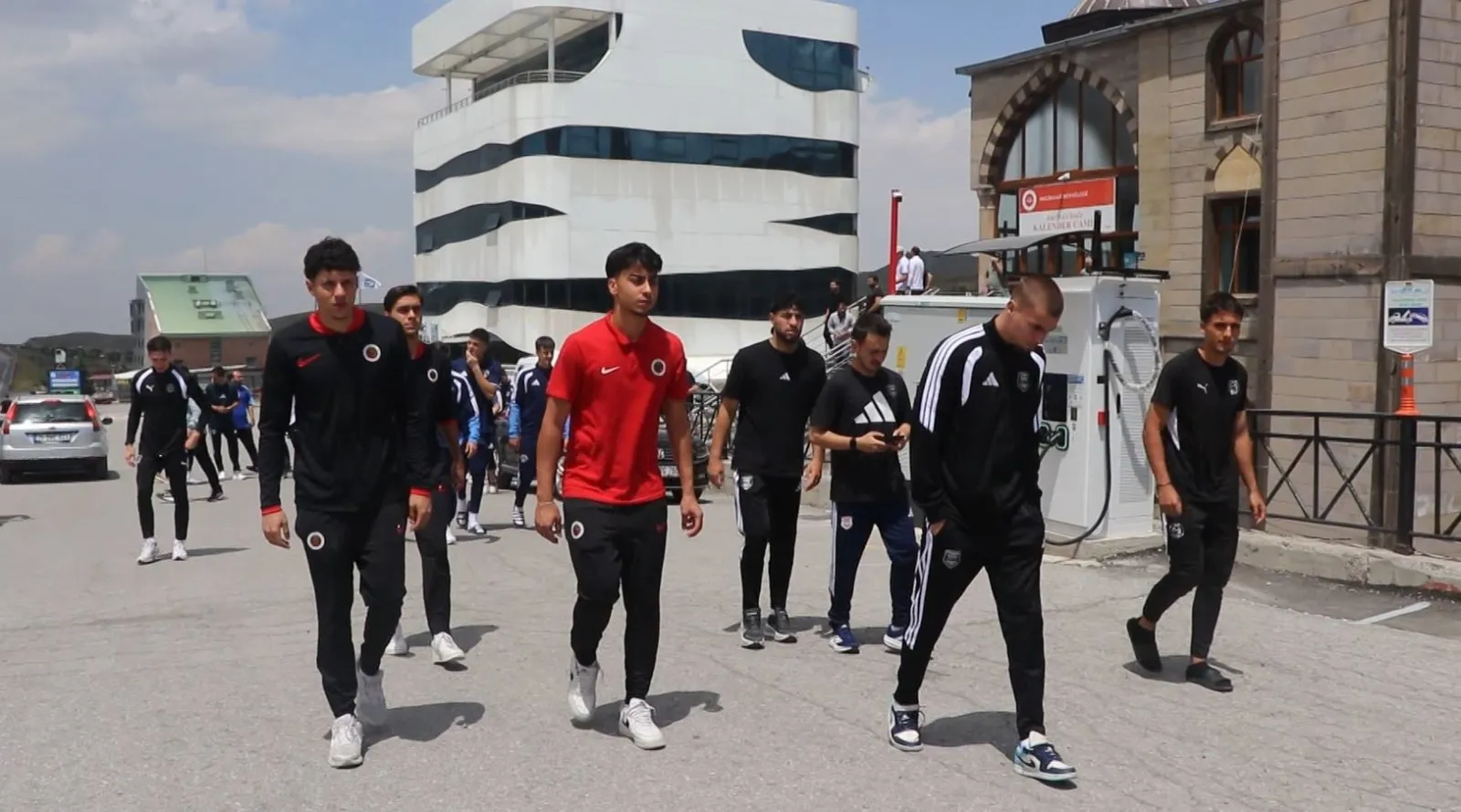 Erciyes kampındaki futbolcular Cuma namazında buluştu