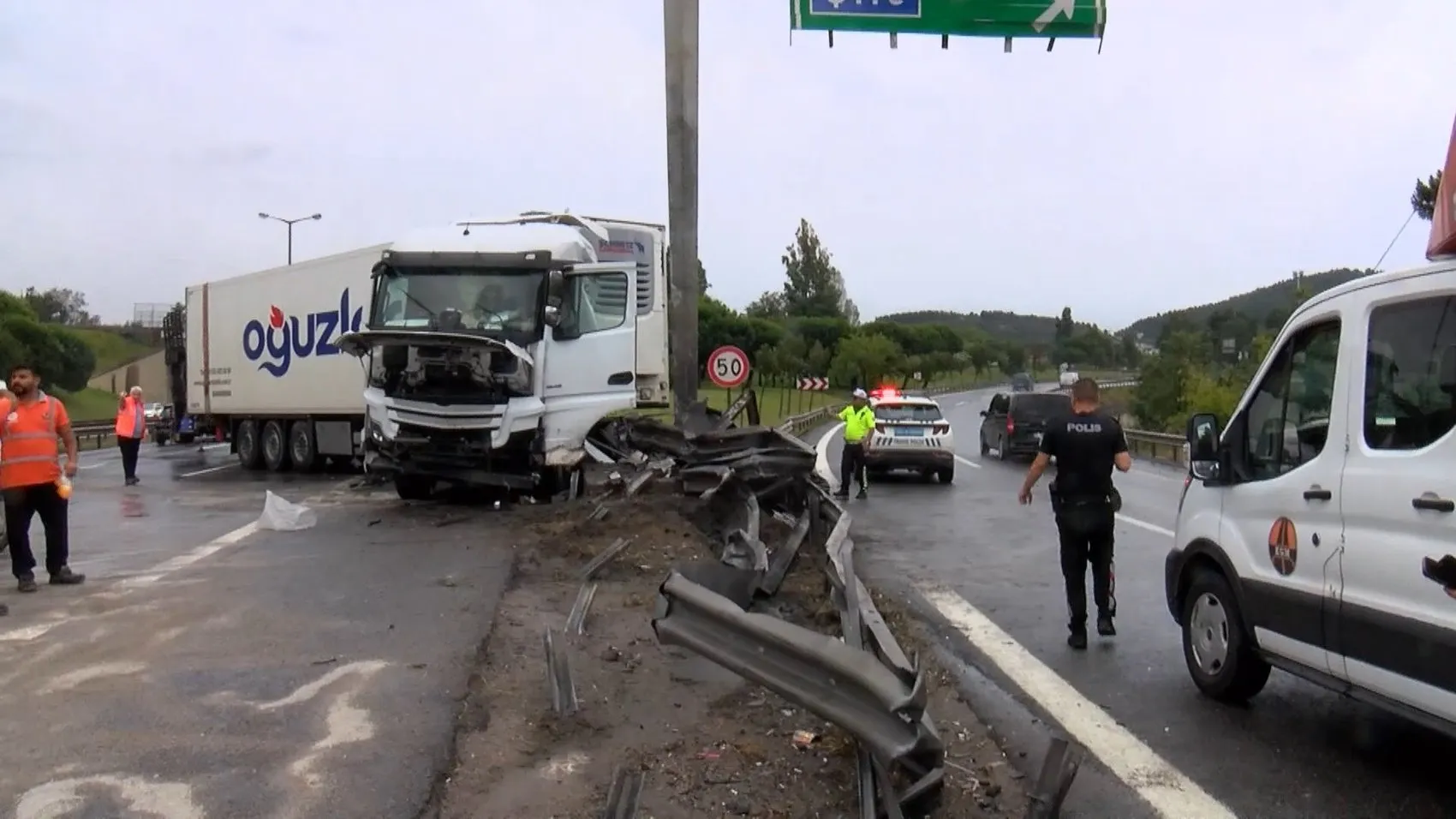Pendik TEM Otoyolu'nda yağış nedeniyle kayan TIR trafiği kilitledi