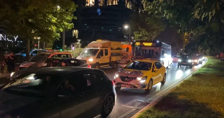 Bakırköy'de kontrolden çıkan otomobil takla atıp park halindeki araçlara vurdu
