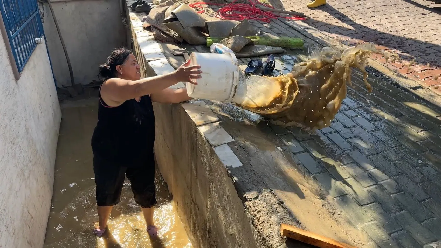 Avcılar'da patlayan su vanası evi havuzuna çevirdi