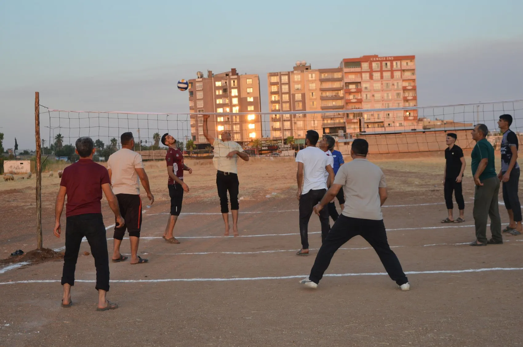 Mardinli köylülerin voleybol aşkı yetkilileri harekete geçirdi