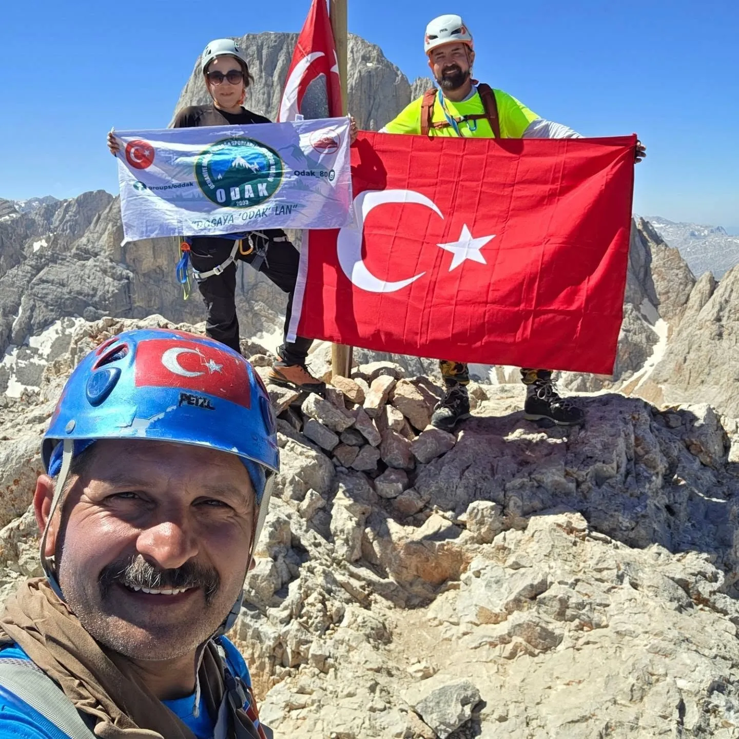 Osmaniyeli dağcılar 15 Temmuz şehitleri için Aladağlar zirvesine çıktı