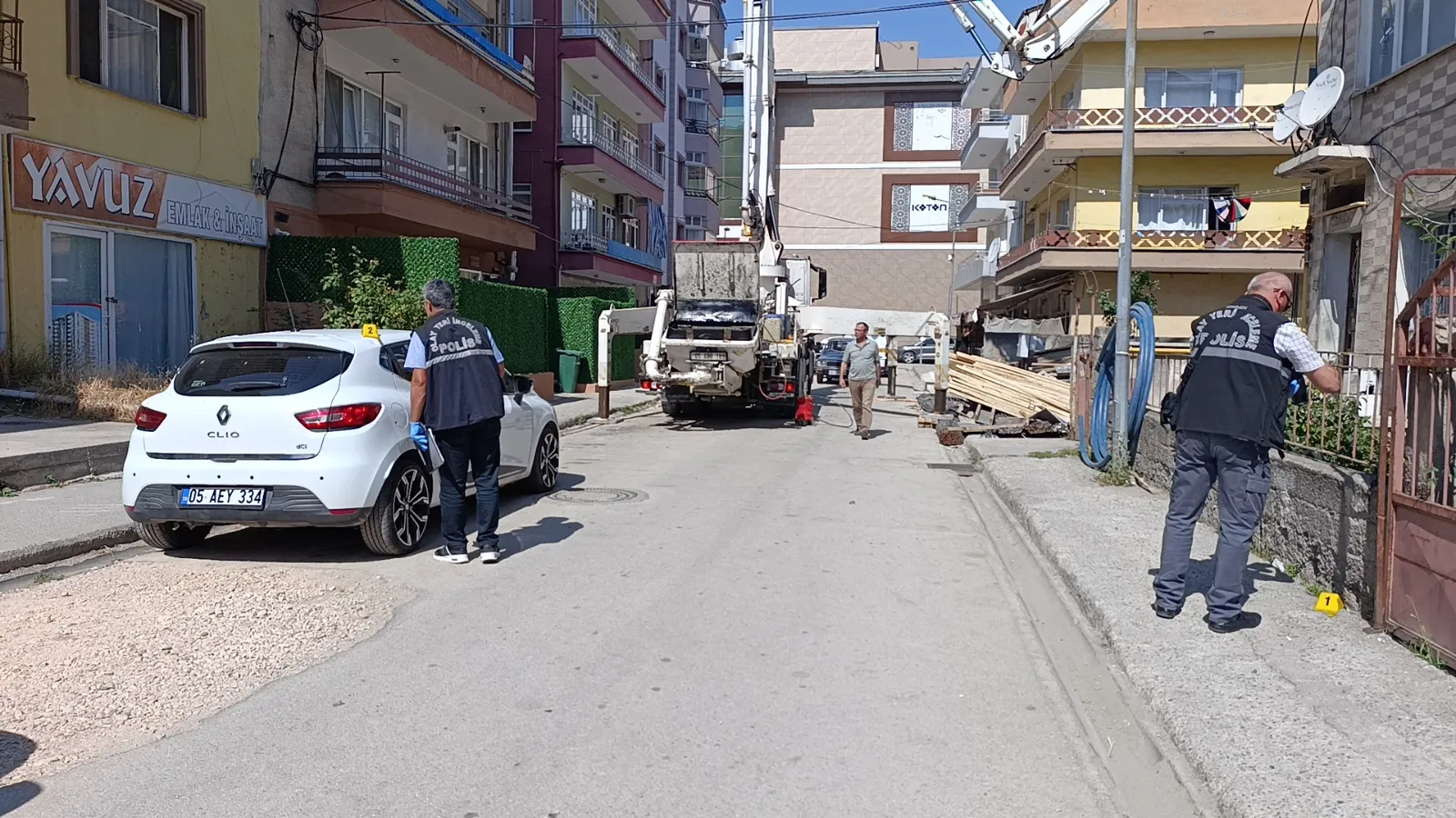 Amasya'da park halindeki araca havadan mermi düştü