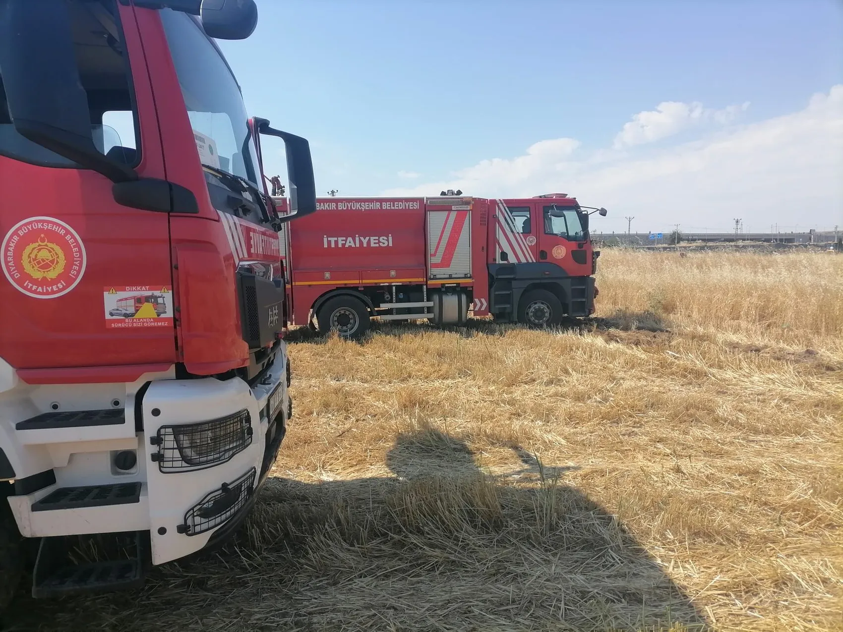 Diyarbakır'da anız yangını bir akaryakıt istasyonunu tehdit etti