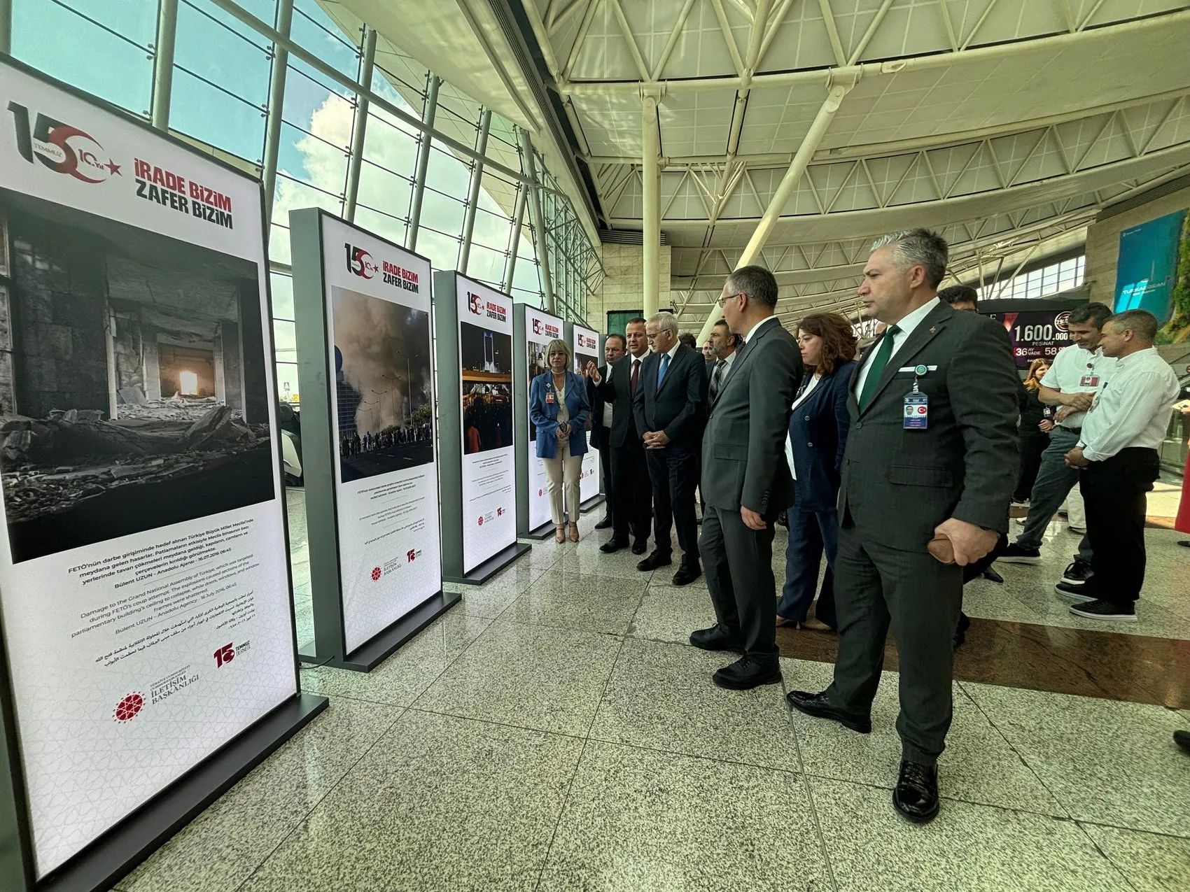 Esenboğa Havalimanında 15 Temmuz direnişi fotoğraf karesi oldu