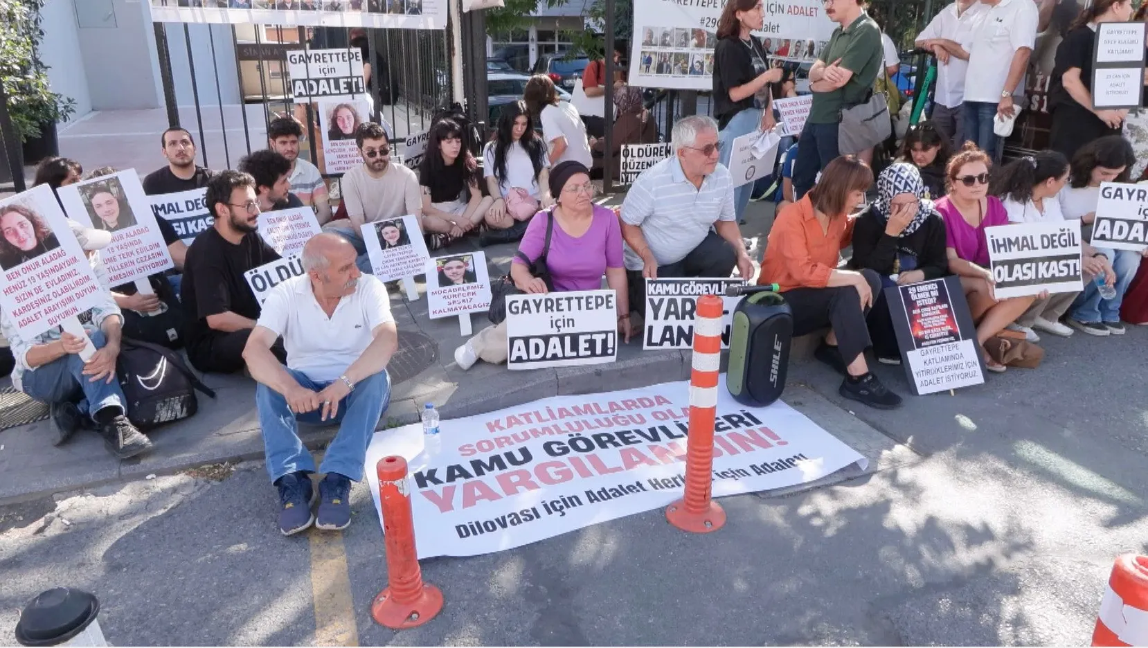 Beşiktaş’taki yangın faciasında aileler adalet nöbetine başladı