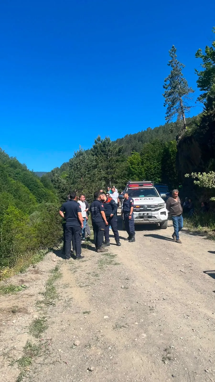 Düğün dönüşü acı son Otomobil uçuruma yuvarlandı