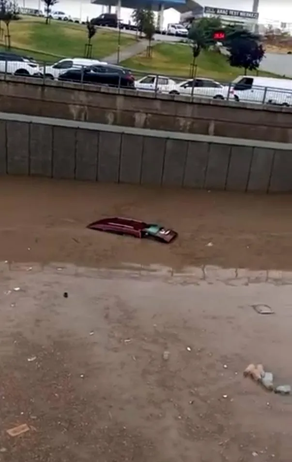 Ankara sele teslim oldu Araçlar ve eşyalar sürüklendi
