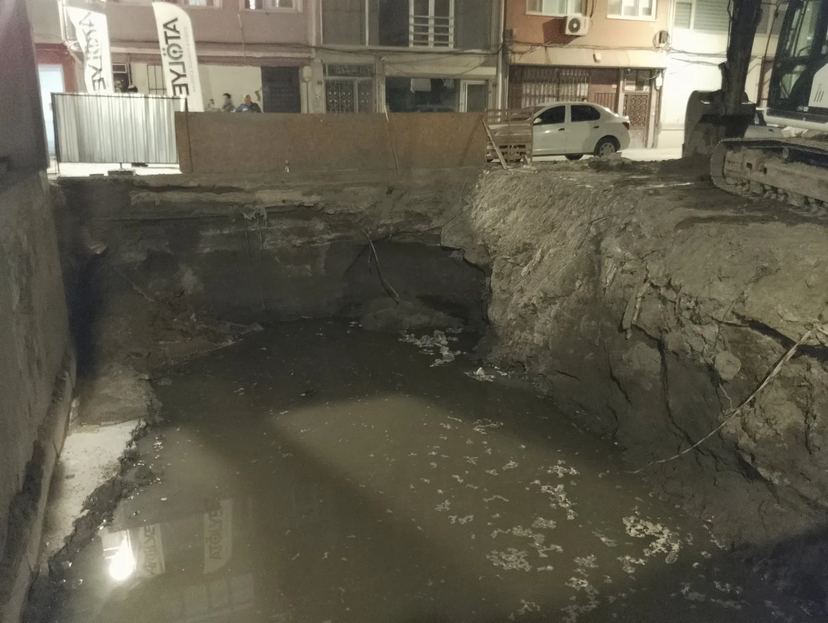 Silivri'de inşaat temeli çöktü Sokak yaya ve araç trafiğine kapandı
