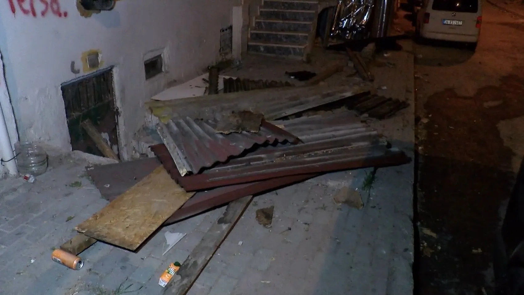 Küçükçekmece’de fırtına dehşeti Çatı uçtu binalar zarar gördü
