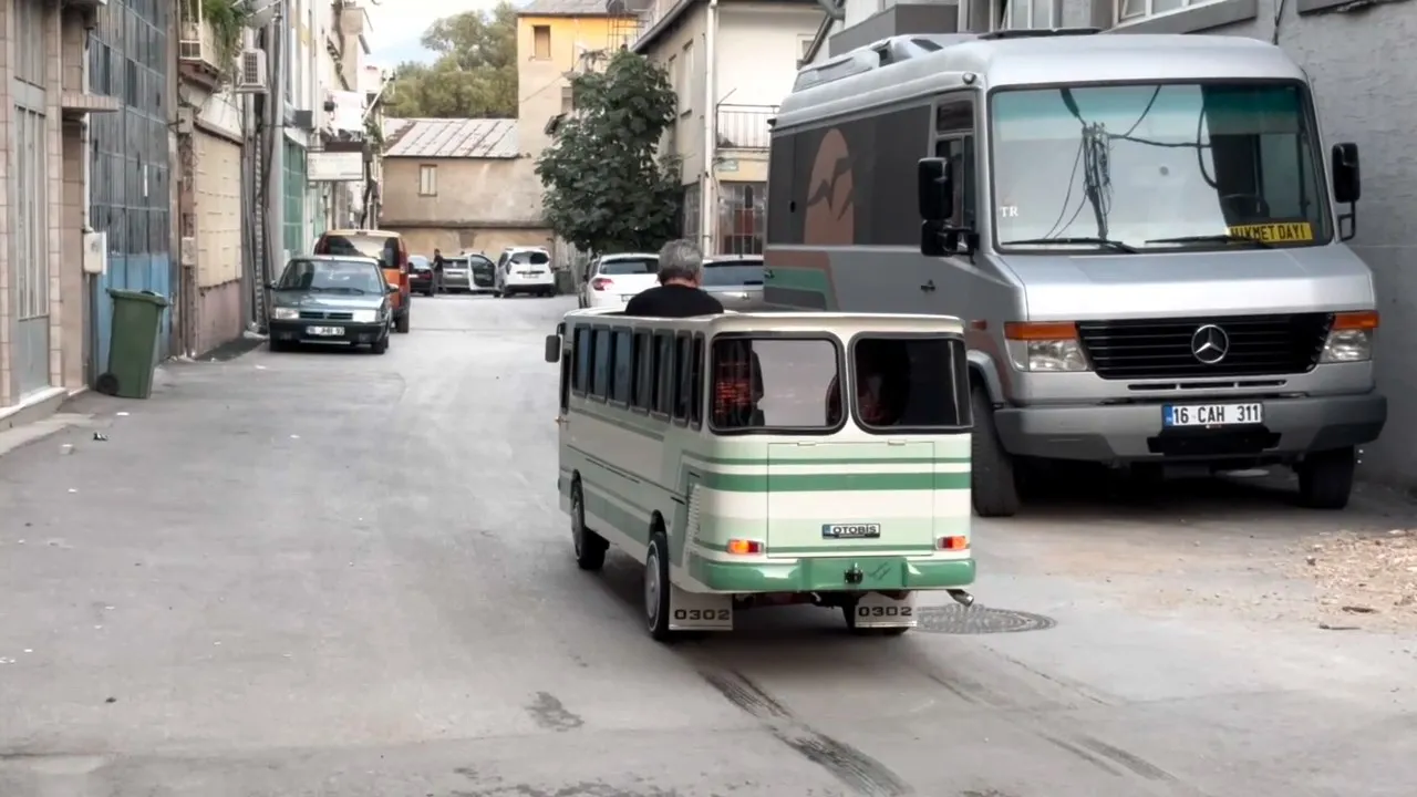 Bursa sokaklarında görenleri şaşırtan minyatür otobüs