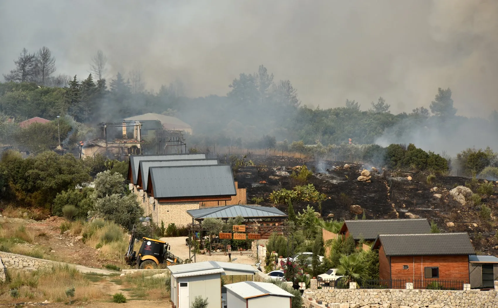 Antalya yangınlarla boğuşuyor Kumluca'da 50 hane tahliye edildi