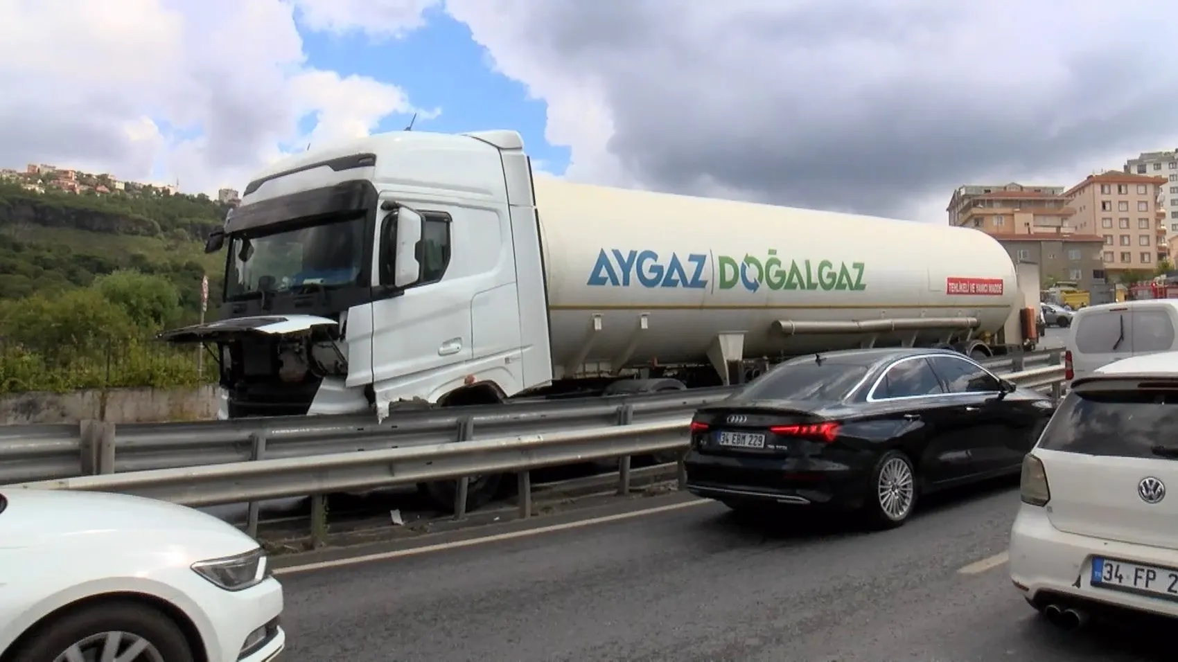 Maltepe'de yağmurlu yolda zincirleme kaza
