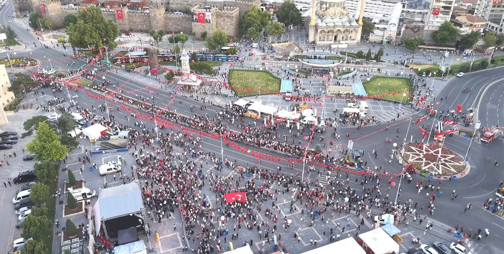 Kayseri semalarında dev Türk bayrağı dalgalandı
