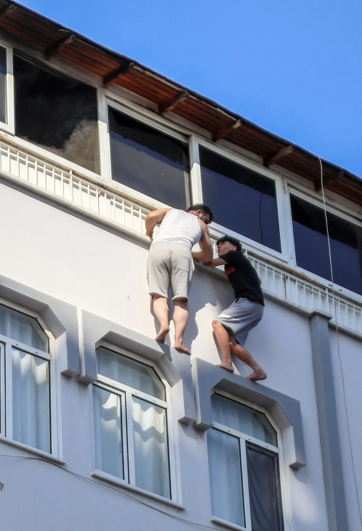 Antalya’da teras yangını İki kişi korkuluklarda kurtarılmayı bekledi