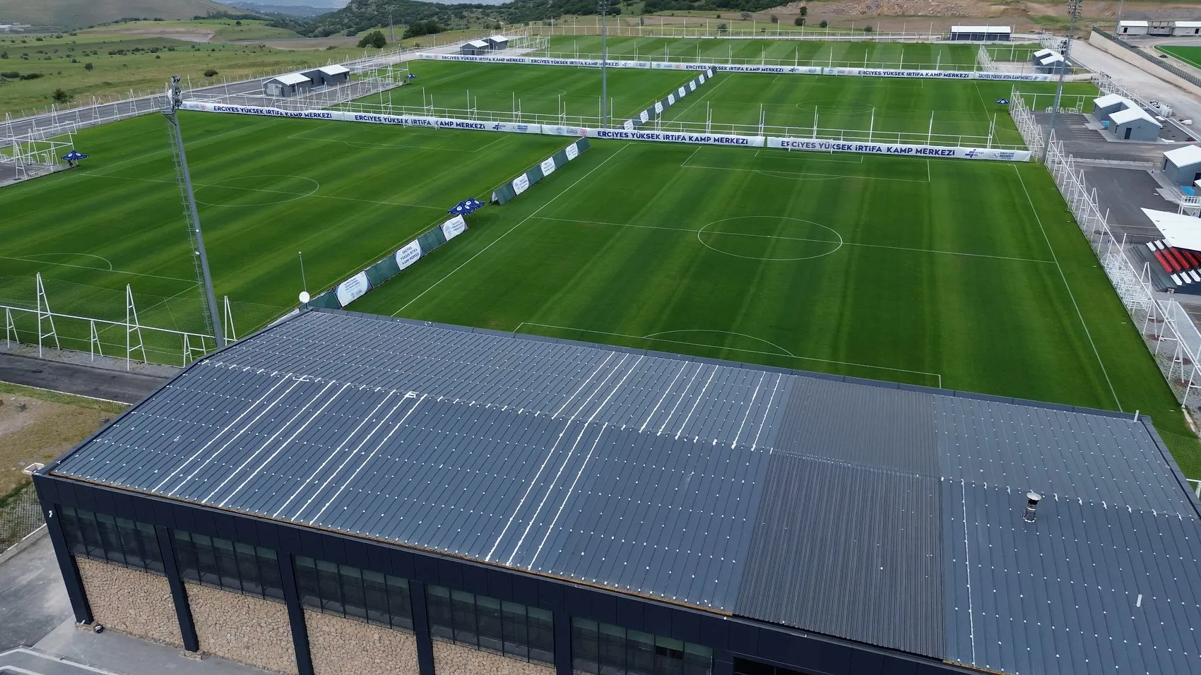 Erciyes zirvesi futbol takımlarının yeni kamp merkezi oldu