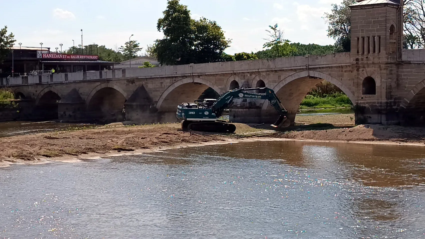 Tunca Nehri’nde sular çekilince ekipler iş makinesiyle sahaya indi