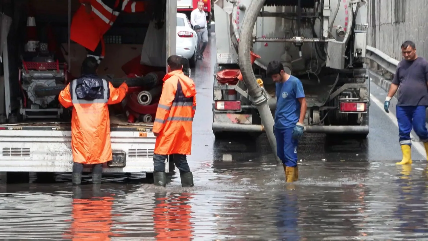 Güngören’de sağanak trafiği kilitledi