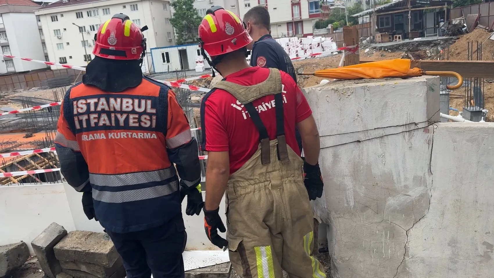 Avcılar'da inşaat kazısı çöktü Sokak trafiğe kapatıldı