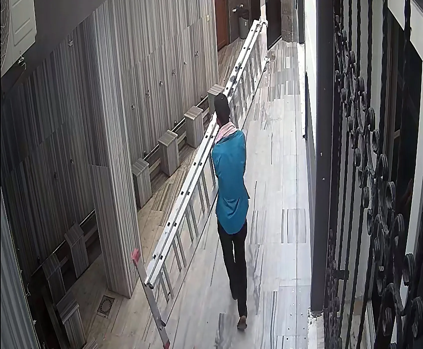 Adana'da tuvalet bahanesiyle girdiği yerlerden hırsızlık yapan kişi yakalandı