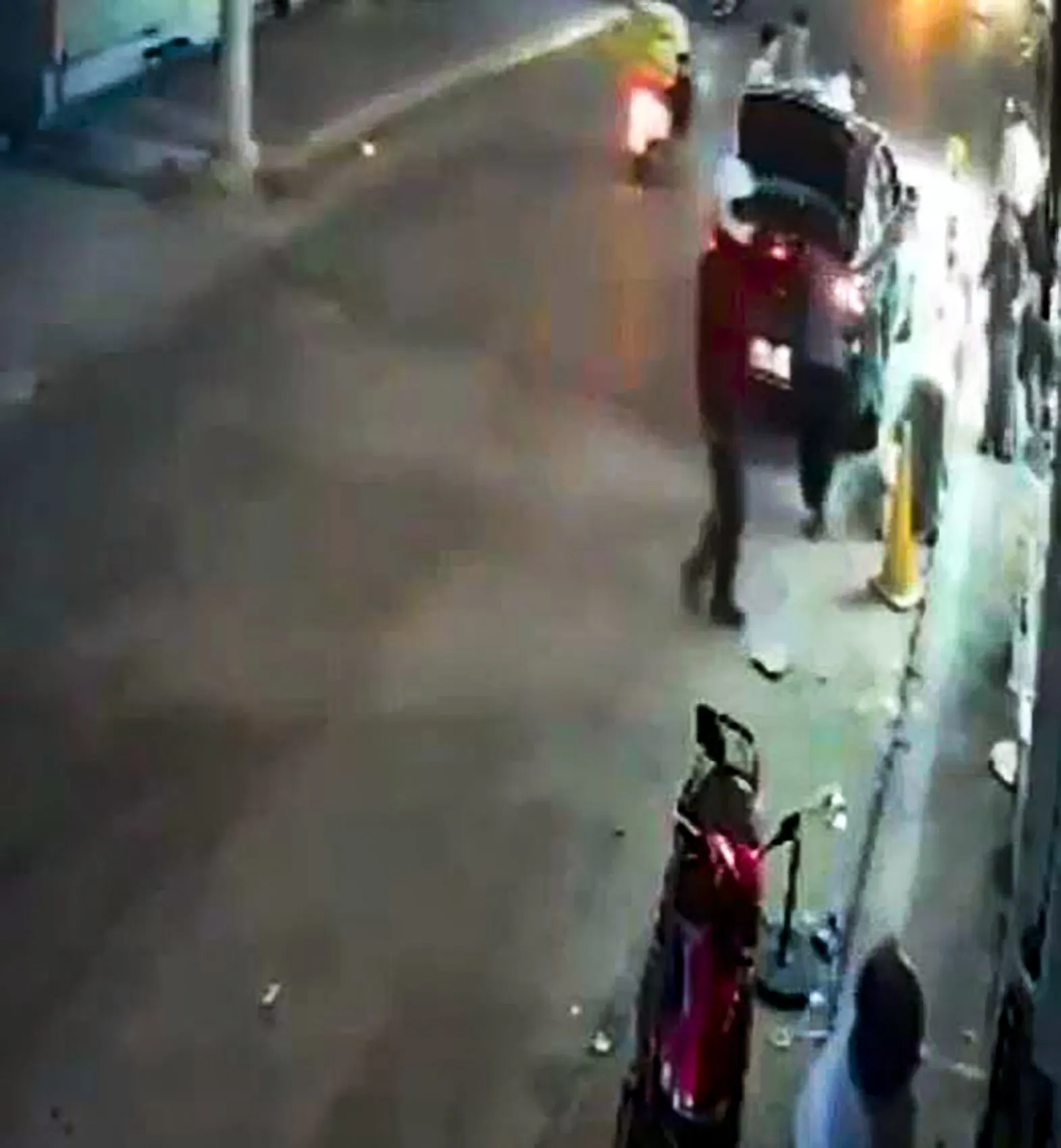Adana’da kasklı saldırgan iş yerine ateş açtı