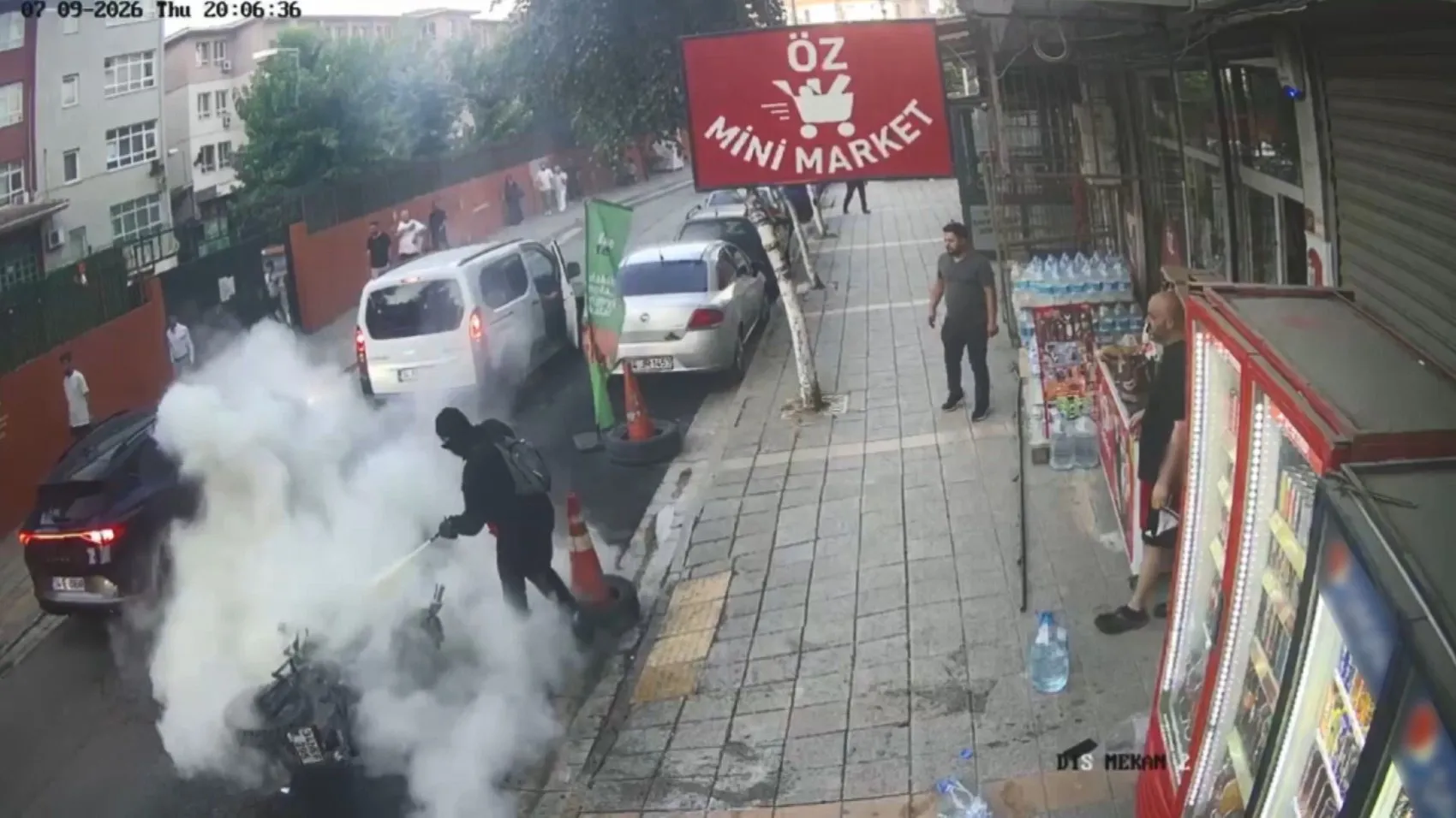 Küçükçekmece'de yanan motosiklete mahalleli seferber oldu