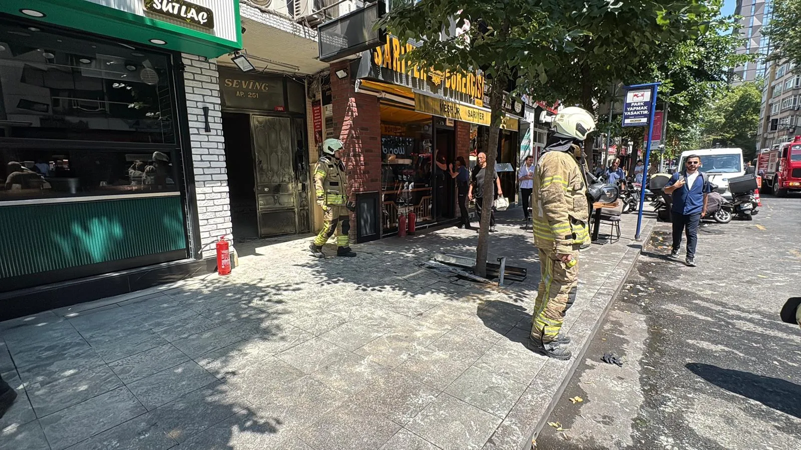 Şişli'de apartman girişindeki elektrik panosu alev aldı