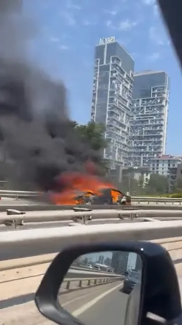 Kartal’da seyir halindeki araç bir anda alev topuna döndü