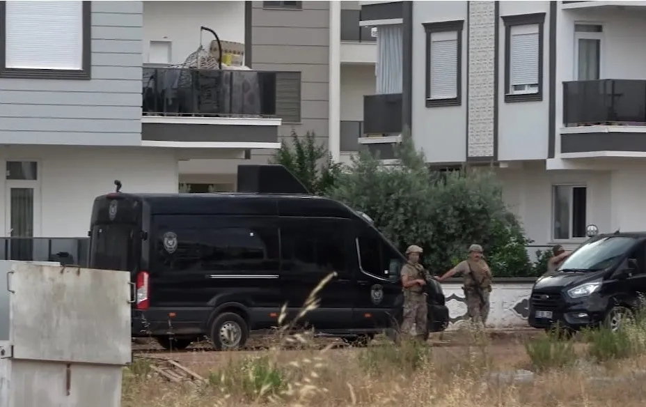 Antalya'da dehşet anları Eşini ve kızını üç saat boyunca rehin tuttu