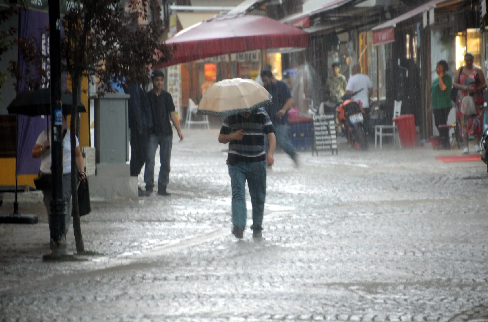 Edirne’de sağanak yağış hayatı olumsuz etkiledi