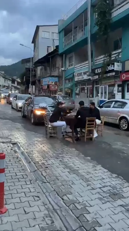 Adana'da düğün konvoyunun önünü kesip yolda iskambil masası kurdular