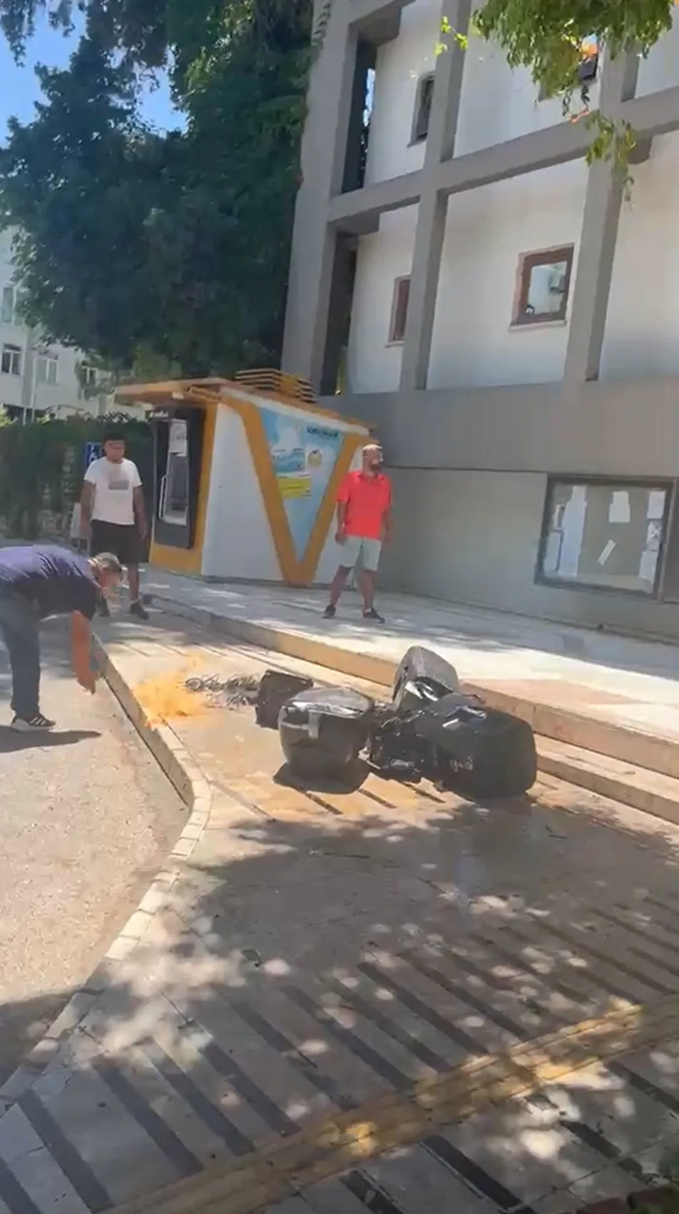 Manavgat Belediyesi önünde ses sistemi yaktı