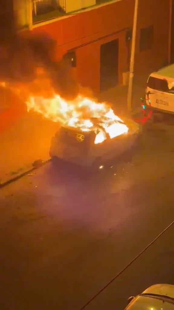 Fatih’te park halindeki otomobili ateşe verdi