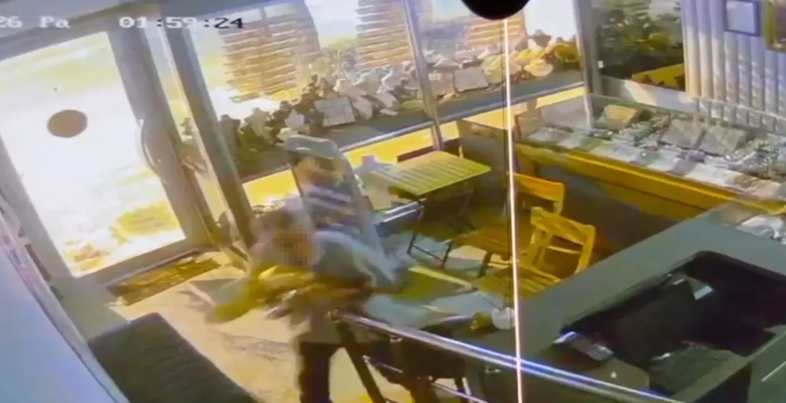 Adana'da yaşlı hırsız imitasyon takıları çalarak kayıplara karıştı