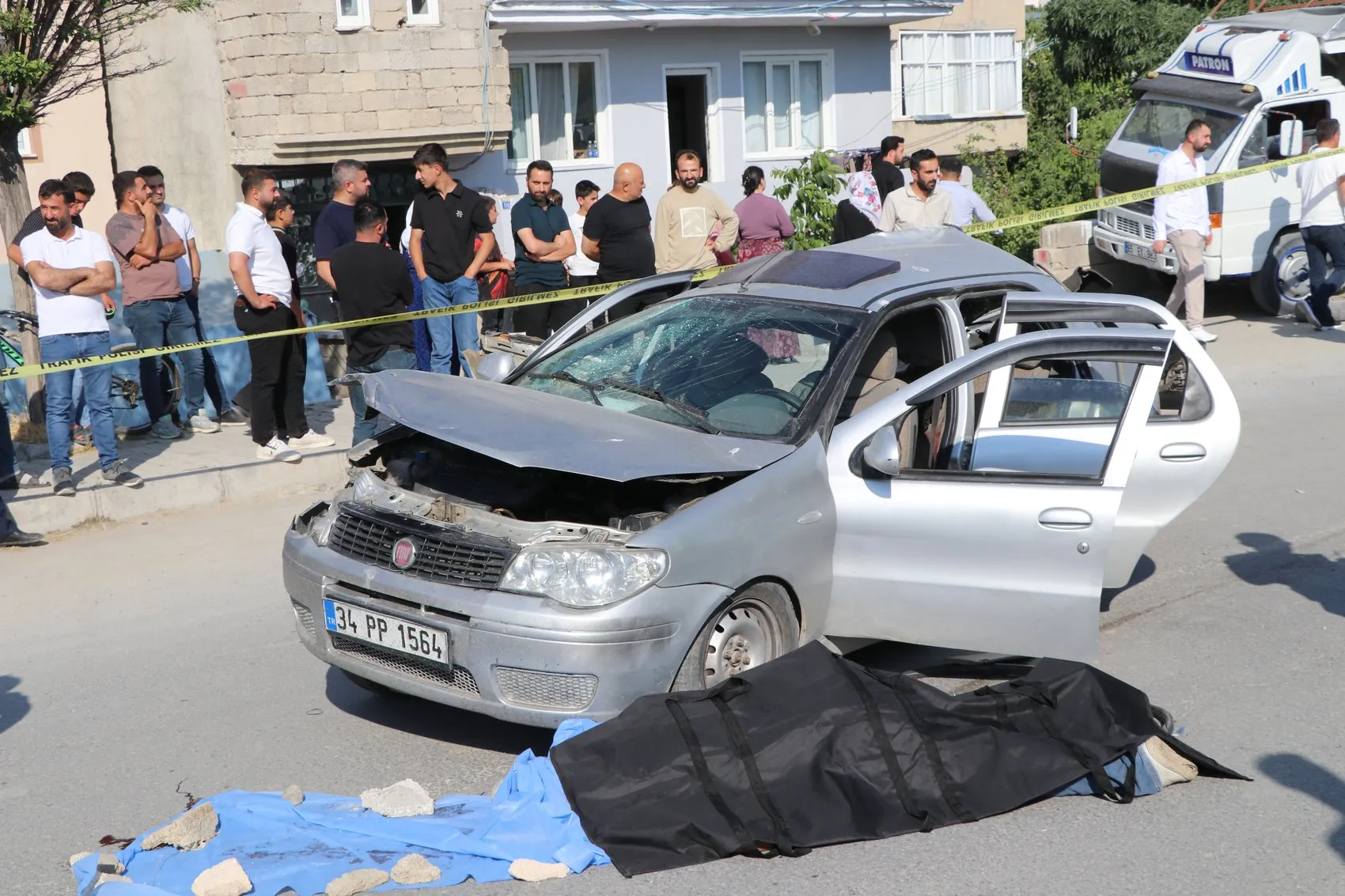 Van'da park halindeki kamyona çarpan otomobil can aldı