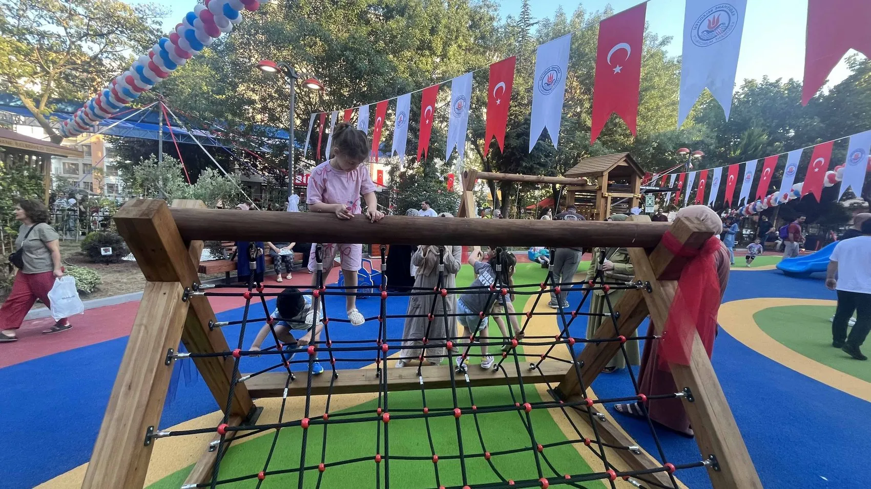 Kağıthane'de yenilenen Muammer Aksoy Parkı kapılarını açtı